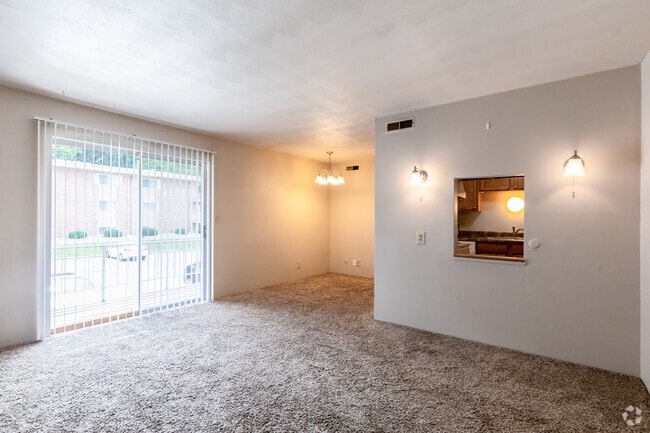 1HAB, 1BA - Sala de estar/comedor - Forest Hill Apartments