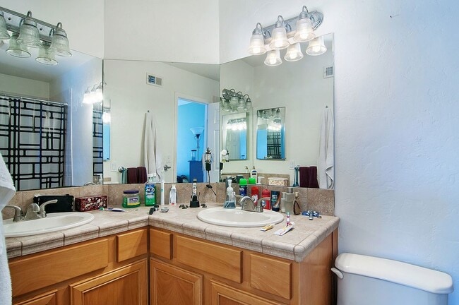 Building Photo - MUST SEE! 3 bedroom, 2 bath home with large backyard and private pool & spa.