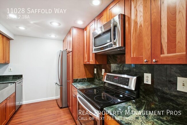 Building Photo - Beautifully Updated End Unit Townhouse For...