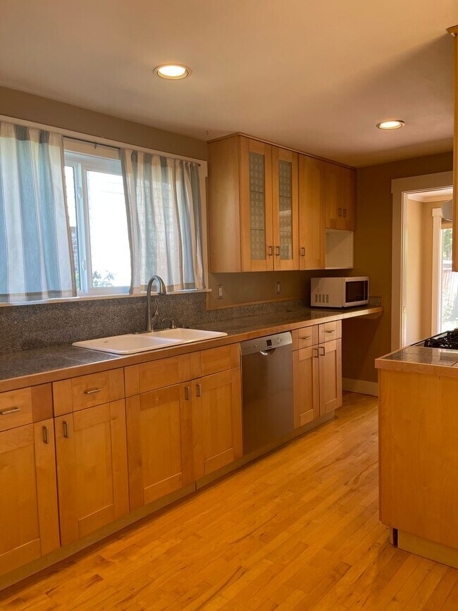 Building Photo - Nice and Spacious Home in Bellevue with Ya...