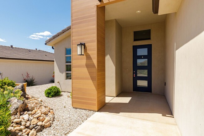 Building Photo - 3 bed plus office / 2.5 bath / 3 car Single Story with Community Pool!