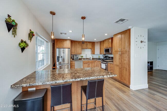 Foto del edificio - 7254 E Vernon Ave