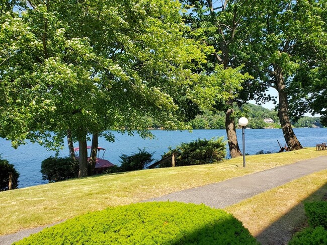 Building Photo - 2B/2B Shrewsbury Condo Overlooking Lake Qu...