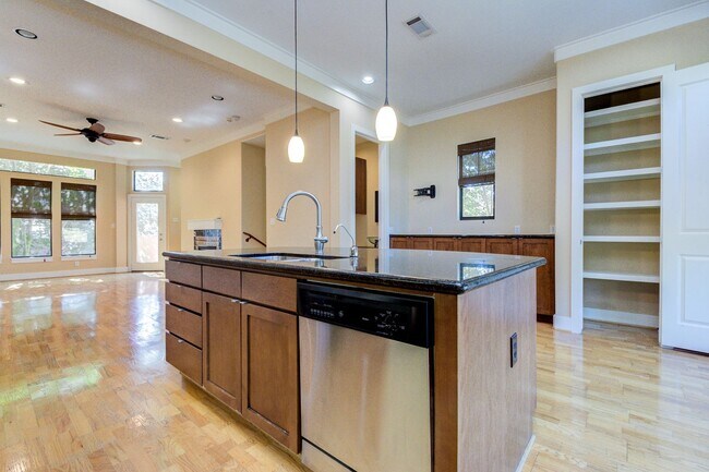 Building Photo - Modern 3 Bedroom // 3.5 Bathroom in the He...