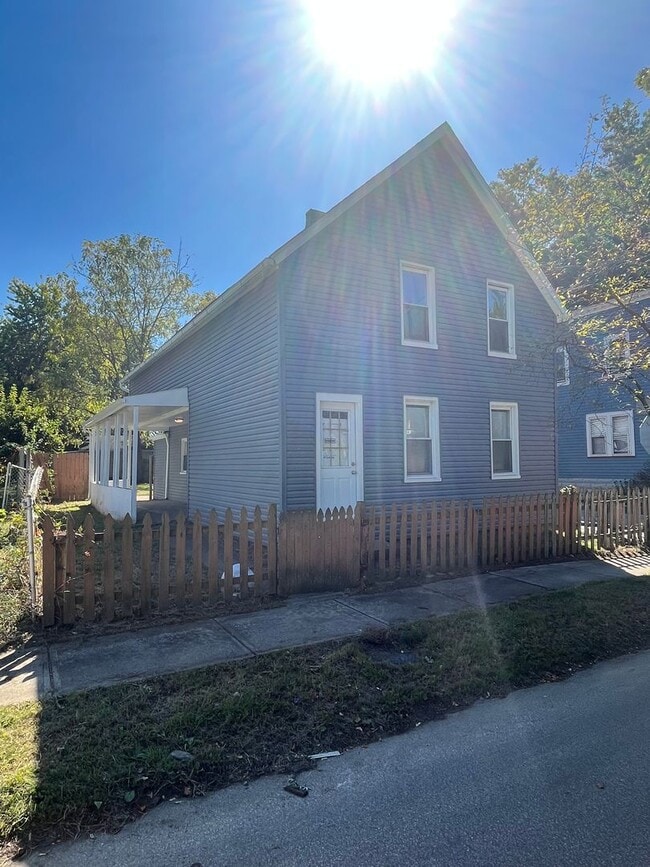 Building Photo - Cudell/West Blvd neighborhood; 4 bedroom/1...