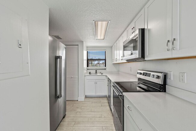 Building Photo - Beachside 2 Bedroom Condo with Ocean Views!