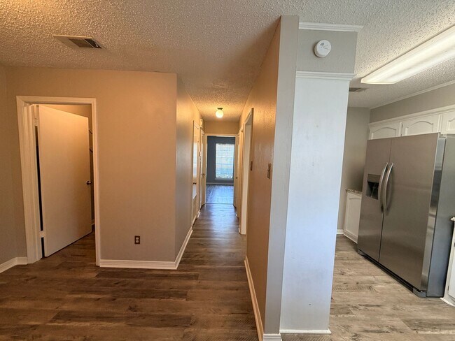 Building Photo - Townhouse Just Minutes to LSUS .....