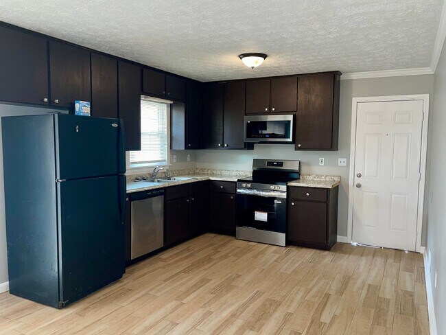 Building Photo - Remodeled 3 Bed/2.5 Bath w/ Laminate Hardwood Throughout...NO Carpet!