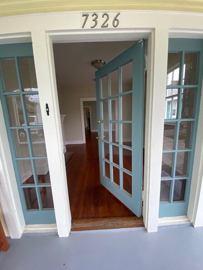 Front Door Entrance/Hardwood floors - 7326 Spruce St