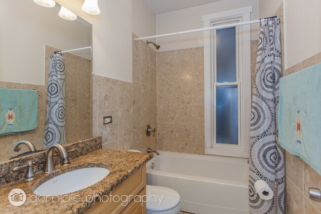 Foto del edificio - 828 W Buckingham Pl