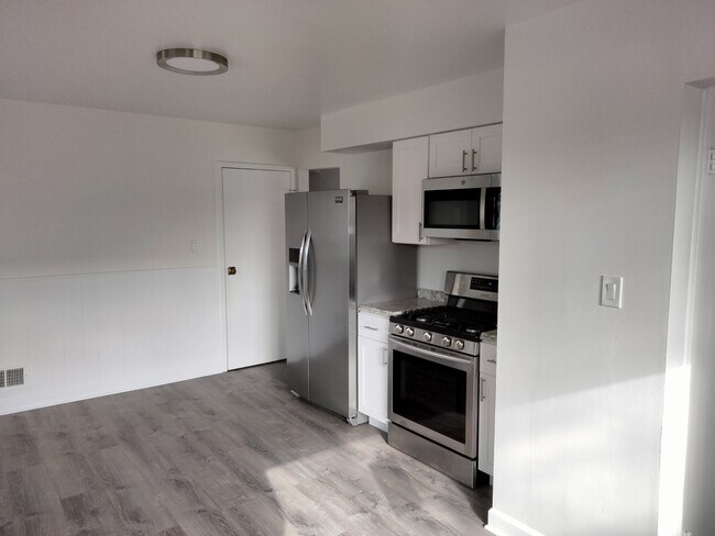 Building Photo - 4626 Larch Ave