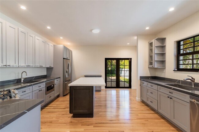 Foto del edificio - 3718 Sheridan Ave