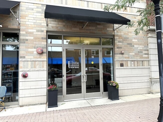 Building Photo - 10 S Dunton Ave