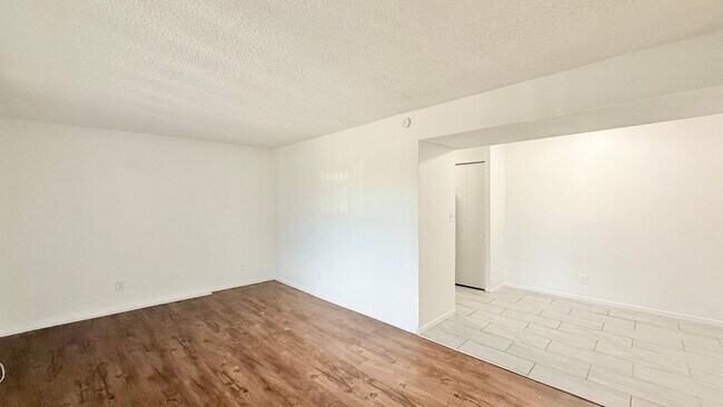 Foto del edificio - Spacious 3 bed, 2 bath upstairs, condo in ...