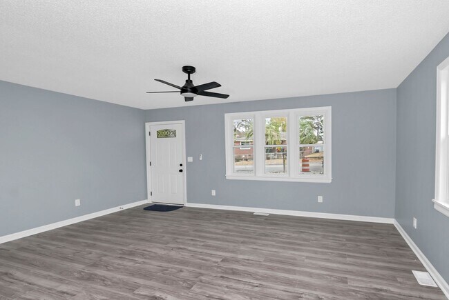 Foto del edificio - Fully Renovated 3-Bedroom Corner-Lot Gem Near Downtown Columbia & USC!