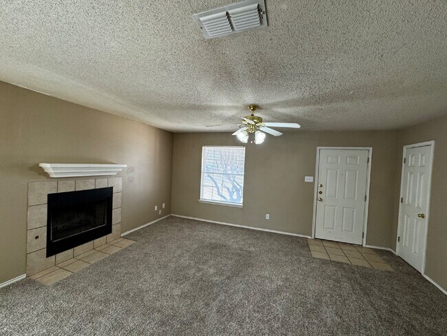 Foto del edificio - Beautiful Unit on Cul-de-Sac Street Convenient to Tech, Med Community and Entertainment Venues