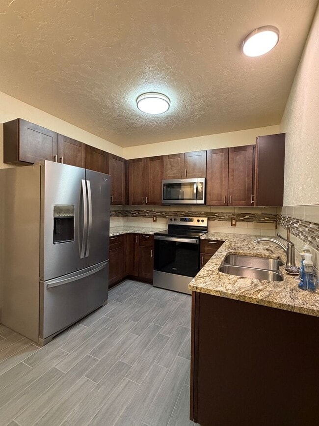 Building Photo - 1 Bedroom 1 Bath West Glenwood Apartment for Rent