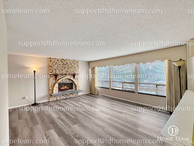 Foto del edificio - "Spacious 4-Bed Oasis with Granite Touches & Finished Basement in Renton!"
