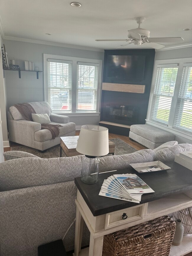 Building Photo - 613 E Washington St