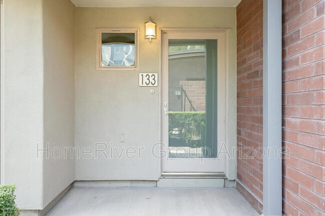 Building Photo - 525 W Lakeside Dr