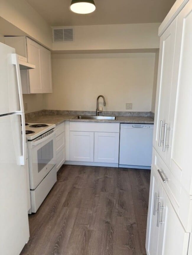 Building Photo - Completely remodeled and beautiful 2 Bedroom apartment available - Contact Property Pros