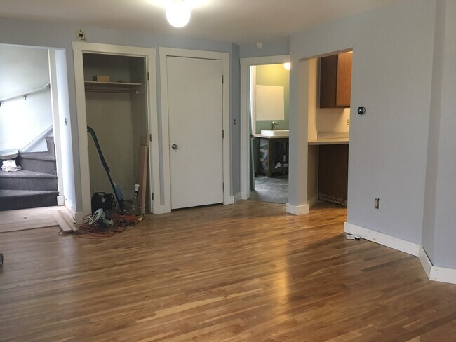 Sala de estar con vista a la cocina/baño (y segunda salida). ¡Disculpen las señales de la etapa final de la renovación! - 12 Boynton Street