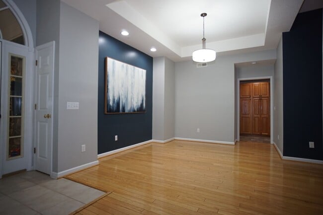 Building Photo - 3 Bed/2 Bath.  Master on Main.  Close to V...