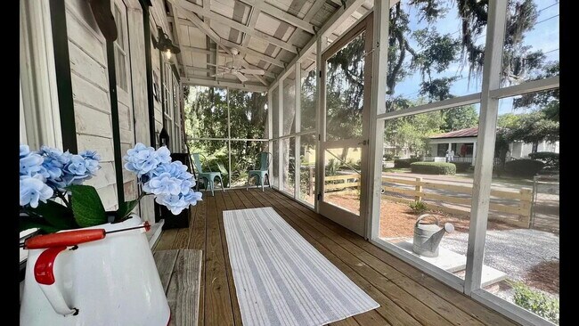 Building Photo - Low Country Cottage located in the Heart o...