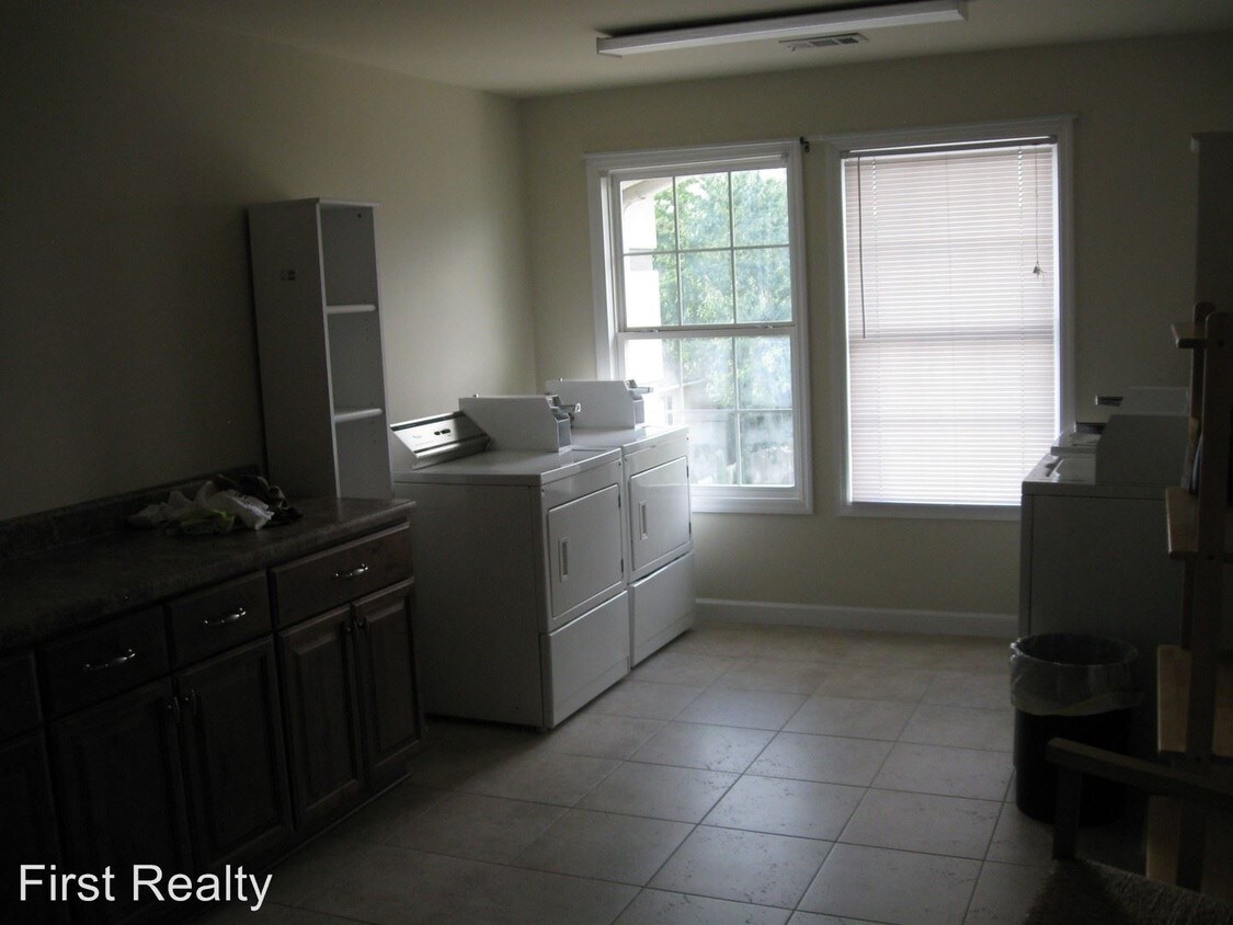 Building Photo - 1 br, 1 bath Apartment - 428 E. Magnolia Ave.