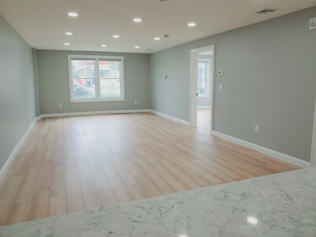 Building Photo - 492 Glenbrook Rd
