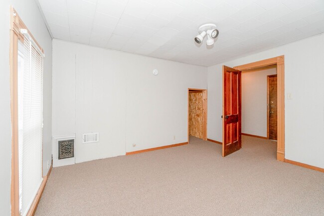 Building Photo - 515 1/2 Franklin St - Cedar Falls