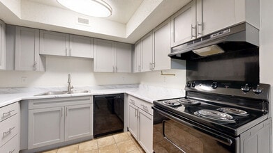 Interior Photo - Brookridge