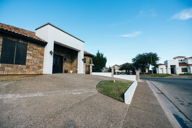 Foto del edificio - 302 Lake Clark Ct