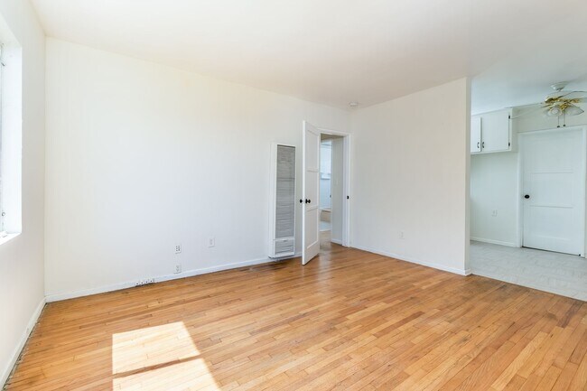 Building Photo - Bright & Spacious 1BR Retreat Near Keck Medical Center | Private Garage + Garden Space