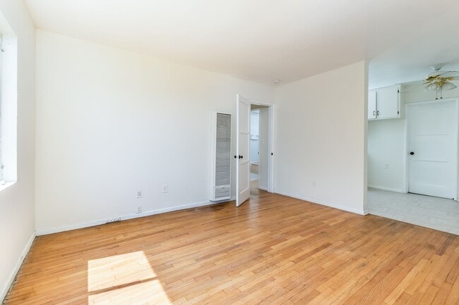 Building Photo - Charming 1 Bedroom Unit!! Must See!