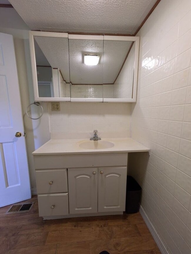 Building Photo - 1BD/2BA Single Family Home in Hickory!