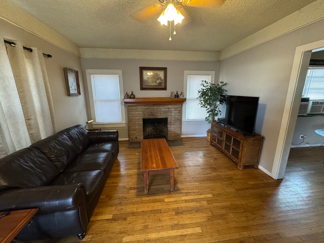 Primary Photo - 625 Ross Ave