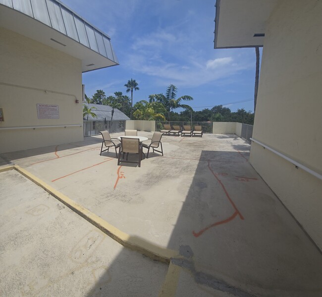 Building Photo - 8950 SW 69th Ct