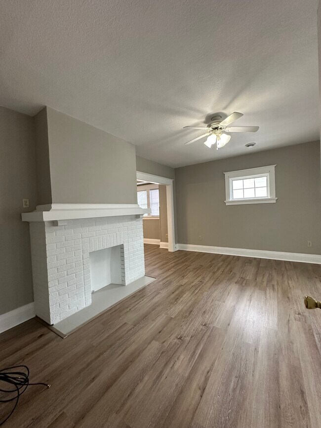 Foto del edificio - Two bedroom upper duplex