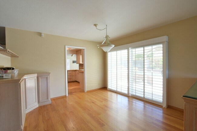 Building Photo - Well Maintained 3 Bedroom 2 Bath Home in Highly Desirable Saratoga Neighborhood!