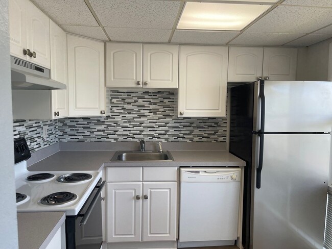 Building Photo - Spacious Riverview 1B/1B Condo