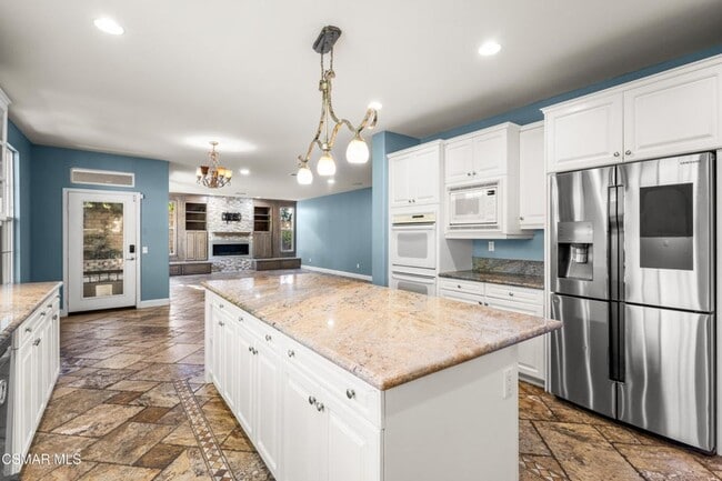 Building Photo - Beautiful 5 bed, 4.5 bath pool home in Wood Ranch