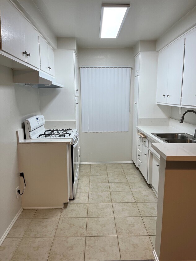 Primary Photo - 16015 Vanowen St