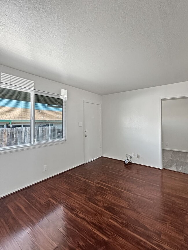 Building Photo - Upgraded Two Bedroom Apartment in 4-Plex