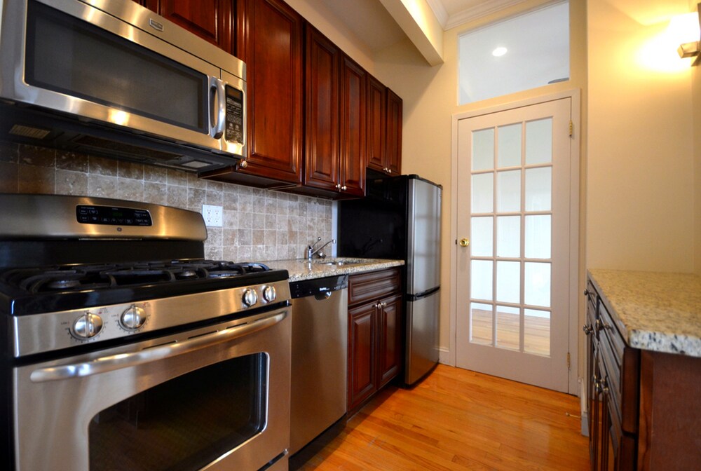 Primary Photo - 649 E 9th St