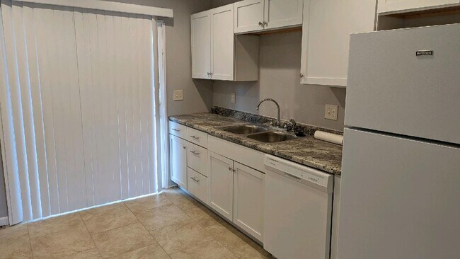 Foto del edificio - SOUTHSIDE DUPLEX-2 BEDROOM 1+ 1/2 BATHROOM...