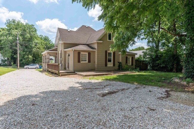 Building Photo - Available August 1!