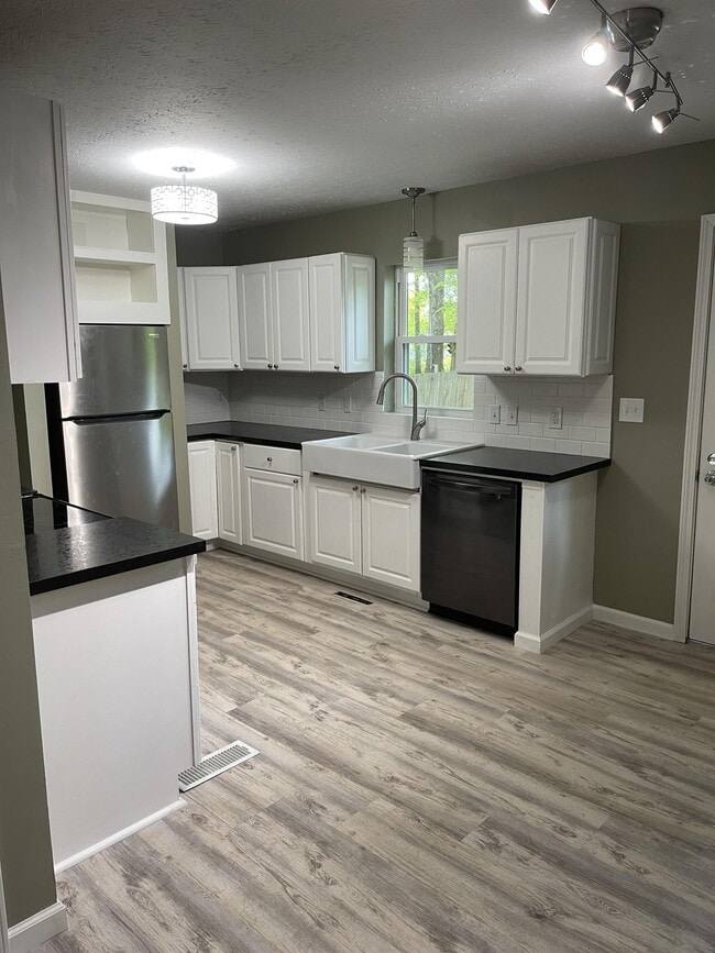 Building Photo - 2540 Edgewater Dr