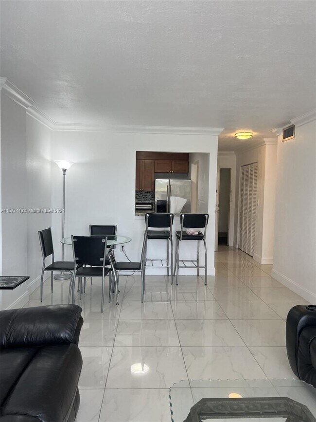 Foto del edificio - 16950 W Dixie Hwy