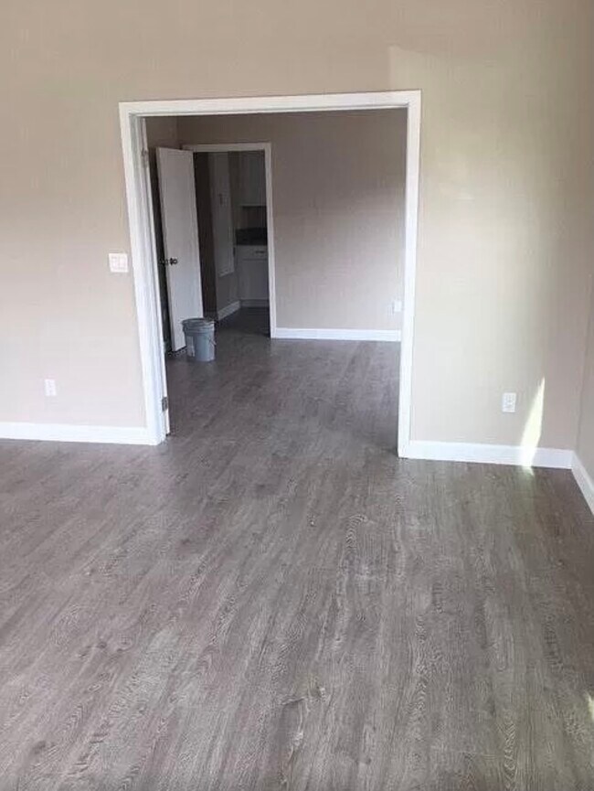 Foto del edificio - 1119 E 15th St